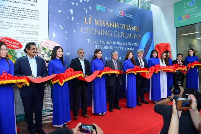 To&agrave;n cảnh cắt băng kh&aacute;nh th&agrave;nh Trung t&acirc;m Điều trị Ung thư Hy Vọng.