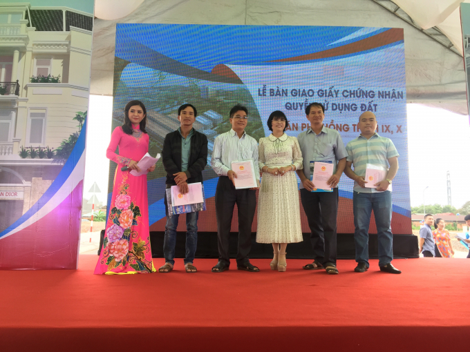 B&agrave; Phạm Thị Hường (v&aacute;y trắng, ở giữa), Chủ tịch HĐQT C&ocirc;ng ty BĐS Ph&uacute; Hồng Thịnh trao sổ hồng cho kh&aacute;ch h&agrave;ng.&nbsp;Trong buổi lễ, hầu hết c&aacute;c t&acirc;n chủ nh&acirc;n thuộc dự &aacute;n Ph&uacute; Hồng Thịnh IX v&agrave; X đều vui mừng trước tiến độ trao sổ hồng của chủ đầu tư vượt hơn kỳ vọng của kh&aacute;ch h&agrave;ng.