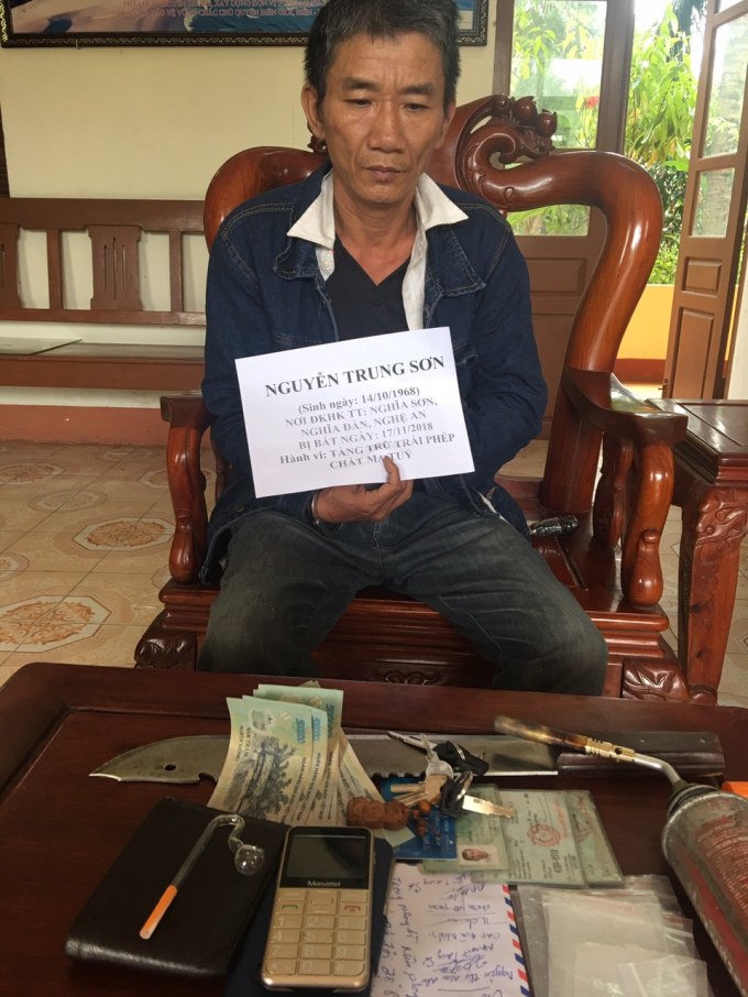Đối tượng Sơn c&ugrave;ng tang vật cơ quan chức năng thu giữ.