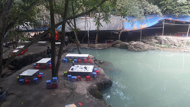 Qu&aacute;n nhậu nằm giữa rừng ph&ograve;ng hộ, &ldquo;b&oacute;p nghẹt&rdquo; suối Ti&ecirc;n.