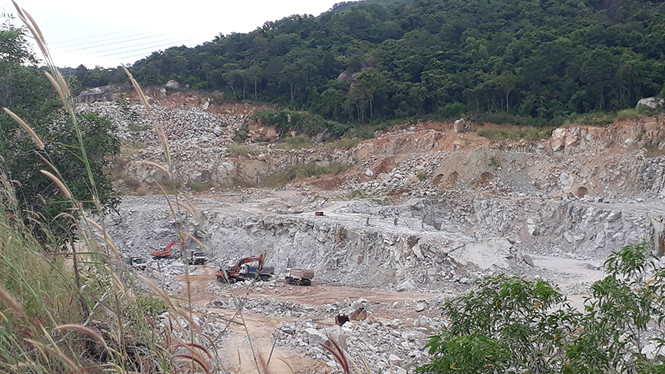 H&agrave;ng loạt điểm khai th&aacute;c đ&aacute;, bạt ch&acirc;n n&uacute;i Dinh như đại c&ocirc;ng trường nham nhở chạy dọc theo QL56, tuyến tr&aacute;nh TP.B&agrave; Rịa.