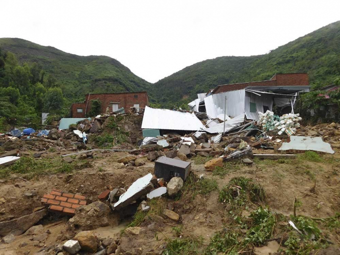 Sạt lở đất đ&aacute;nh sập nhiều căn nh&agrave;
