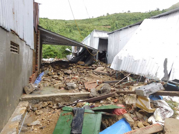 Tang thương ở Nha Trang: 12 người chết, xế hộp ch&igrave;m nghỉm trong biển nước