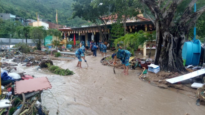Tang thương ở Nha Trang: 12 người chết, xế hộp ch&igrave;m nghỉm trong biển nước