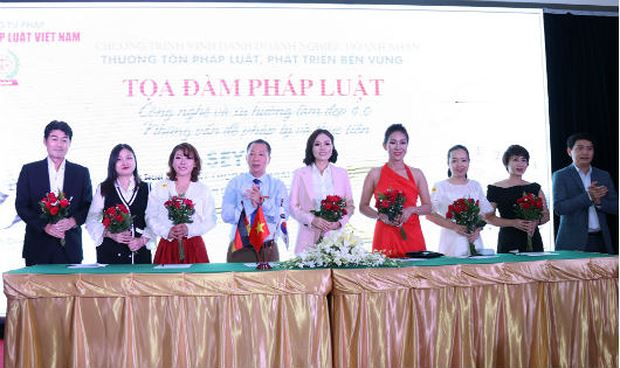 L&atilde;nh đạo B&aacute;o PLVN ch&uacute;c mừng c&aacute;c doanh nghiệp kinh doanh thẩm mỹ k&yacute; kết hợp đồng truyền th&ocirc;ng v&agrave; hỗ trợ ph&aacute;p l&yacute; với B&aacute;o PLVN.