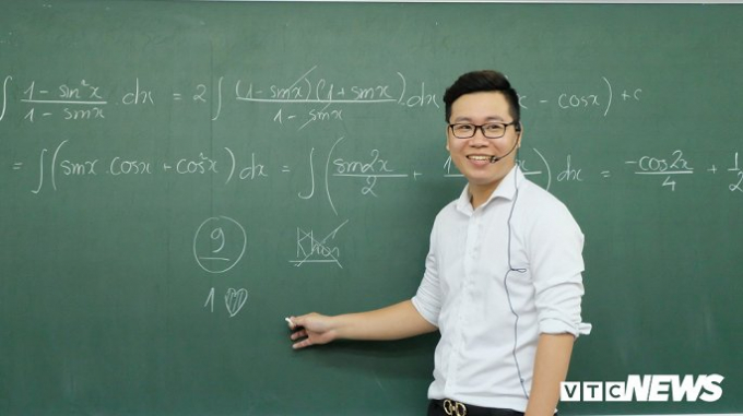 Những b&agrave;i giảng của thầy Đạt thường đan xen cả những c&acirc;u chuyện đời sống, vừa để xả stress cho học sinh, vừa để chia sẻ kinh nghiệm sống với c&aacute;c em.