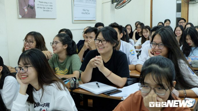 Nhiều học sinh chọn học thầy Đạt v&igrave; phương ph&aacute;p dạy học độc đ&aacute;o, hiệu quả v&agrave; đặc biệt v&igrave; kh&ocirc;ng kh&iacute; trong lớp học lu&ocirc;n khiến đầu &oacute;c thoải m&aacute;i v&agrave; v&agrave;o b&agrave;i rất nhanh.