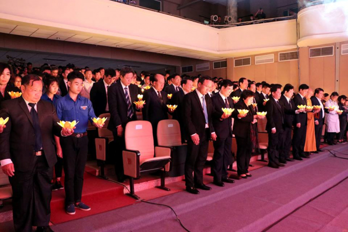 C&aacute;c đại biểu tưởng niệm nạn nh&acirc;n tử vong do tai nạn giao th&ocirc;ng.