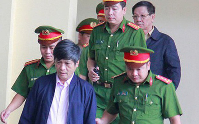 Cựu Trung tướng C&ocirc;ng an Phan Văn Vĩnh, Thiếu tướng Nguyễn Thanh Ho&aacute; đang hầu to&agrave; v&igrave; những sai phạm li&ecirc;n quan đường d&acirc;y đ&aacute;nh bạc ngh&igrave;n tỷ.