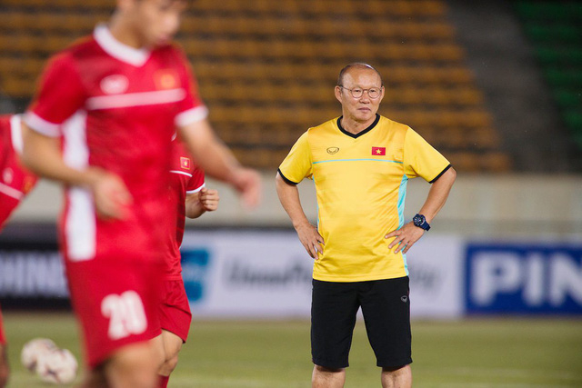 HLV Henrique Calisto d&agrave;nh lời khen ngợi cho HLV Park Hang Seo