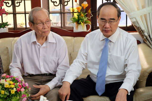 B&iacute; thư Th&agrave;nh uỷ TP HCM Nguyễn Thiện Nh&acirc;n đến thăm v&agrave; tr&ograve; chuyện c&ugrave;ng GS Trần Hồng Qu&acirc;n, nguy&ecirc;n Bộ trưởng Bộ GD-ĐT.