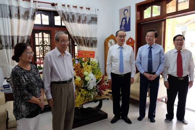 L&atilde;nh đạo TP HCM thăm c&aacute;c nh&agrave; gi&aacute;o l&atilde;o th&agrave;nh nh&acirc;n ng&agrave;y Nh&agrave; gi&aacute;o Việt Nam.