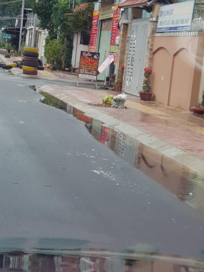 Nước đọng lại hầu hết c&aacute;c vị tr&iacute; 2 b&ecirc;n đường.