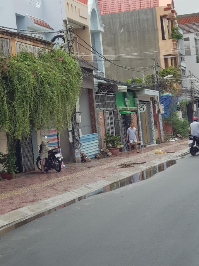 Hiện nay, con đường mới được b&agrave;n giao v&agrave; đi v&agrave;o nghiệm thu, nhưng sau trận mưa b&atilde;o số 9 vừa qua (ng&agrave;y 25/11), con đường lộ ra nhiều bất cập g&acirc;y nguy hiểm cho người d&acirc;n lưu th&ocirc;ng.