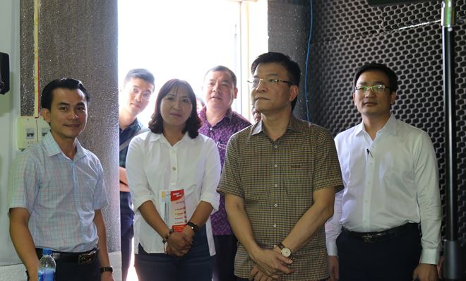 Bộ trưởng L&ecirc; Th&agrave;nh Long thăm trường quay Truyền h&igrave;nh Ph&aacute;p luật.