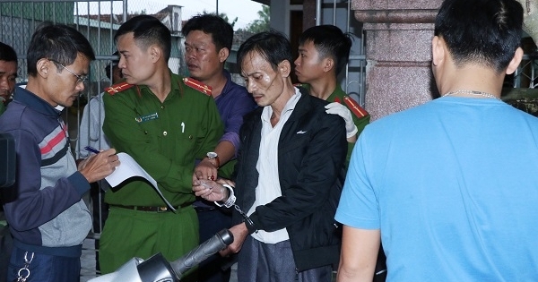 Khám nhà “ông trùm” phát hiện ma túy giấu khắp nơi, dưới chậu cảnh cũng có “hàng trắng”