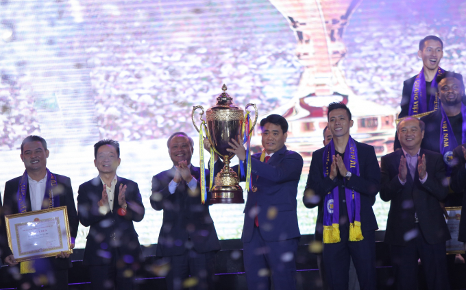 Ong Chung nhan Cup tu Hanoi FC