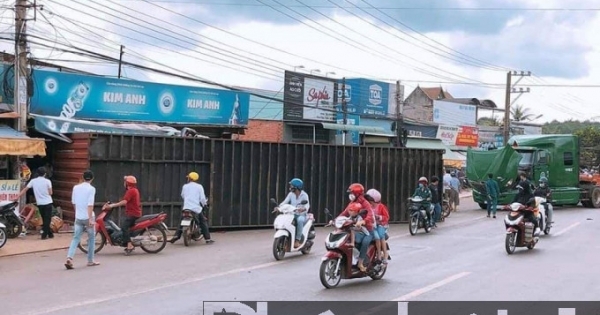 Bình Phước: Thùng container rớt xuống đường, 1 người tử vong