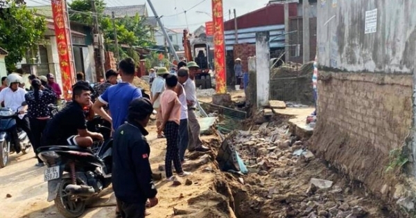 Nóng: Sập tường rào khi đào mương nước, hai người thương vong