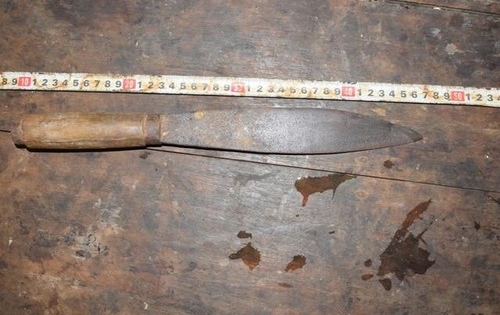 Đi ăn cưới về, cha dùng dao nhọn đâm thấu ngực con trai sau trận cãi vã