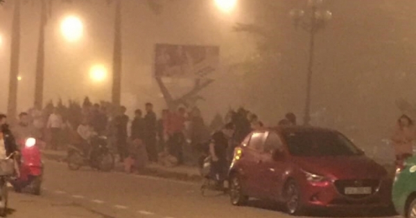 Hàng trăm người hoảng loạn thoát ra khỏi chung cư bốc cháy giữa đêm