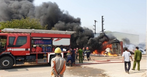 "Bà hỏa" thiêu rụi xưởng phế liệu tại Bắc Ninh​