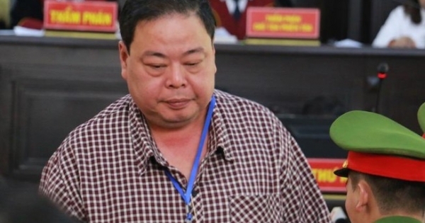 Cách chức vụ trong Đảng đối với cán bộ có con được nâng điểm