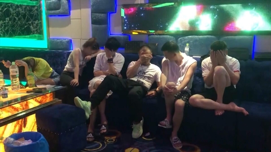 Đà Nẵng: Đột nhập quán hát, bắt giữ 37 đối tượng dương tính với ma tuý