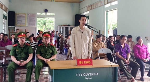 Lào Cai: Kẻ mang súng đi cướp ngân hàng lĩnh án hơn 2 năm tù