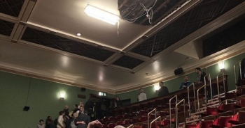 Sập trần nhà hát, ít nhất 4 khán giả phải nhập viện