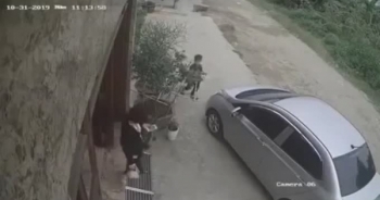 [Clip]: Rùng mình trước khoảnh khắc bé trai bị ô tô cuốn vào gầm