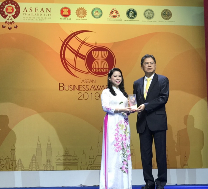 Bà Nguyễn Thùy Linh - CEO Hengsan Việt Nam nhận giải thưởng ASEAN Business Award 2019