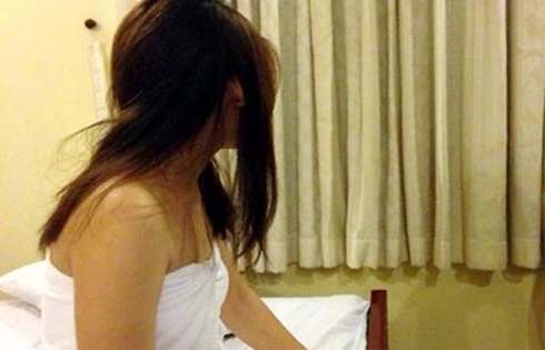 Đưa tôi vào khách sạn, bạn trai đòi 100 triệu đồng, dọa tung clip nóng