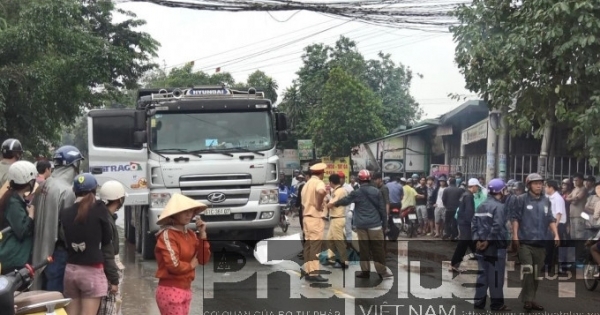 Bình Dương: Va chạm giữa xe ben và xe đạp, 1 người tử vong