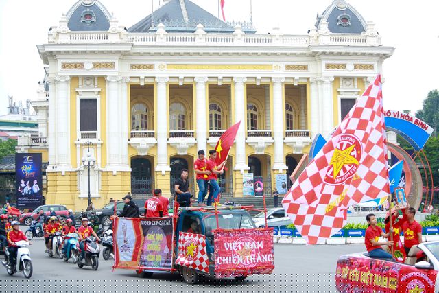 Trước trận đấu giữa đội tuyển Việt Nam và UAE ở vòng loại World Cup 2022, hàng trăm cổ động viên diễu hành