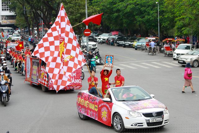 Nhóm cổ động viên diễu hành qua nhiều tuyến phố chính như cầu Chương Dương, Tràng Tiền, Hồ Gươm, Tràng Thi, Trần Duy Hưng trước khi cập bến tại SVĐ Mỹ Đình.