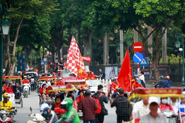 Sự xuất hiện của nhóm cổ động viên hơn 100 người khiến đường phố trung tâm náo nhiệt hơn.