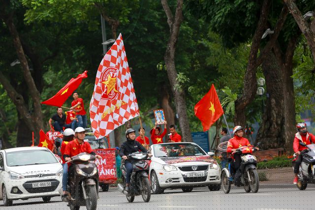 Đoàn diễu hành reo hò, khiến nhiều người dân đi trên đường thích thú.