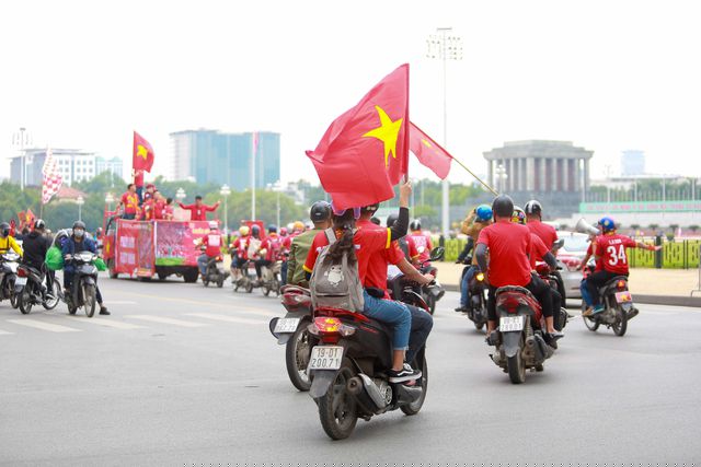 Đoàn cổ động viên đi qua Lăng Bác.