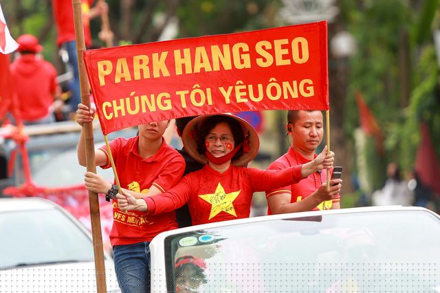 Đoàn cổ động viên với xe diễu hành với cả ô tô và xe máy, trên tay là lá cờ Tổ quốc đi khắp các tuyến đường. Các CĐV không ngại ngần thể hiện tình cảm với HLV Park Hang Seo.
