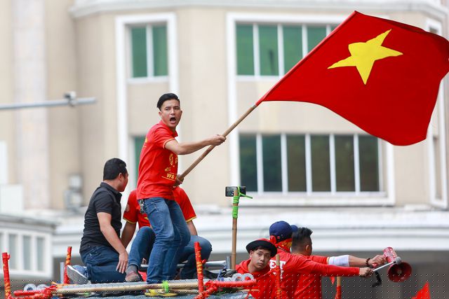 Các cổ động viên hừng hực khí thế tiếp lửa cho đội Việt Nam.