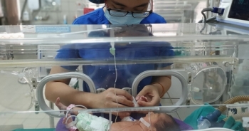 Cứu sống hai mẹ con sản phụ bị dị dạng mạch thận hiếm gặp