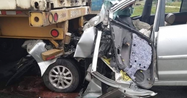 Innova cắm đầu vào đuôi container, dân cạy cửa cứu tài xế bị thương nặng