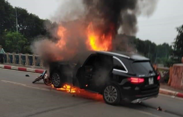 Tạm giữ người phụ nữ đi xe Mercedes gây tai nạn thảm khốc tại Hà Nội