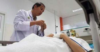 Giận mẹ kiểm tra điện thoại, bé gái nhảy từ tầng 8 chung cư