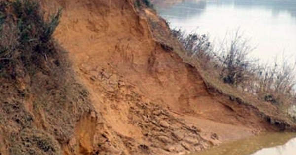 Cuộc sống bất an của hơn 1.000 hộ dân bên... miệng "hà bá"