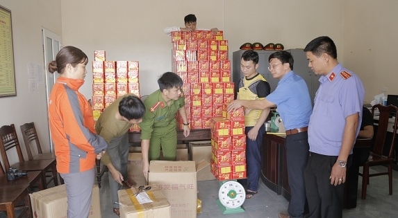 Mua hơn nửa tấn pháo để bán kiếm lời dịp tết Nguyên đán