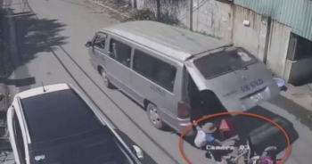 Tài xế xe đưa đón học sinh ôm cua ẩu làm 3 cháu văng xuống đường