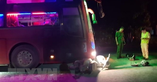 Xe khách rượt đuổi, gây tai nạn trên quốc lộ vì... bật đèn pha gây chói mắt