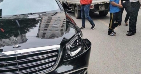 Xe tải lùi "vỡ đầu" Mercedes Maybach